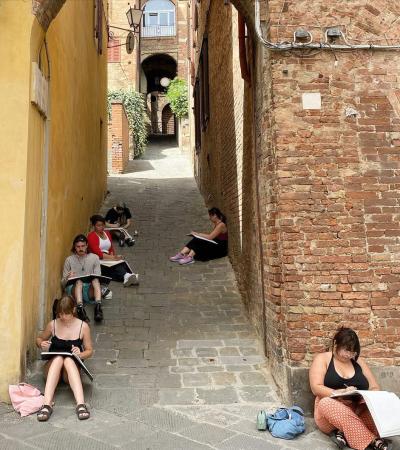 scene of students drawing on street in Tuscan town