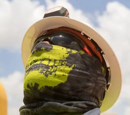 image of a worker with a hat and gaiter on